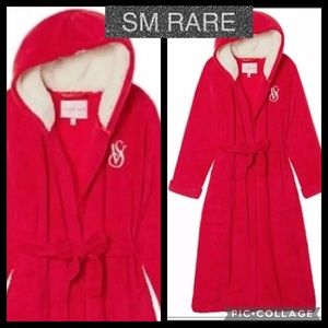 VS LONG HOODED ROBE ONLINE EXCLUSIVE RED SM 2018 COLLECTION SUPER RARE ISO HTF